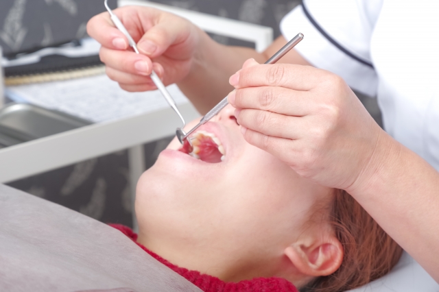 歯科で治療を受ける女性