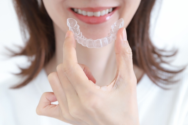 マウスピースをはめようとする女性