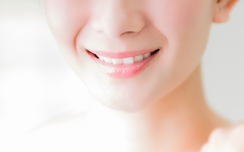 歯医者で歯を白くする方法は？ それぞれのメリット・デメリットや費用相場を紹介