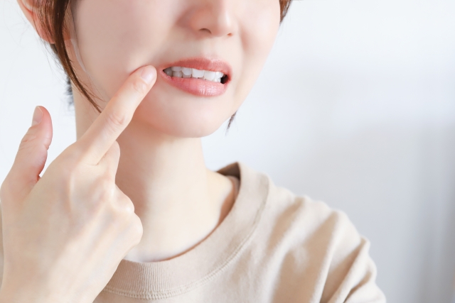 口の端を気にする女性