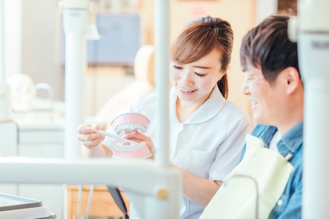 歯磨きを指導する歯科衛生士