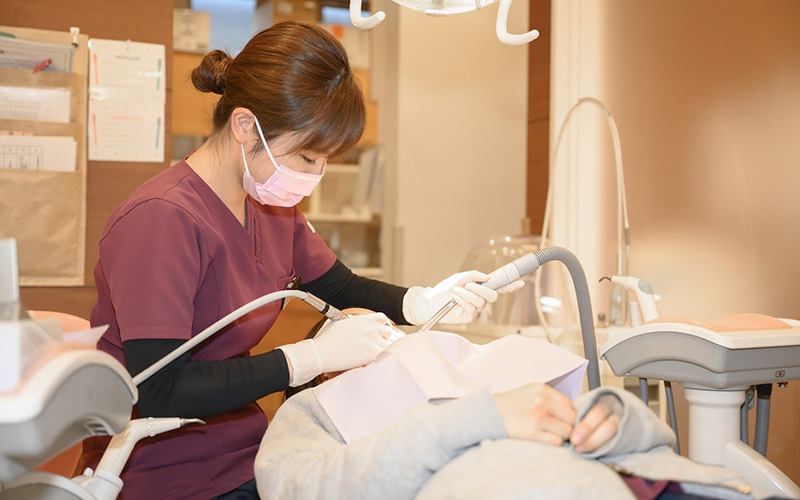 歯の徹底クリーニング！ 歯科医がPMTCを勧める理由・手順・料金目安