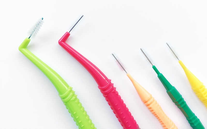 歯間ブラシの特徴や使う場所・正しい使い方を解説！ デンタルフロスとの違いも紹介