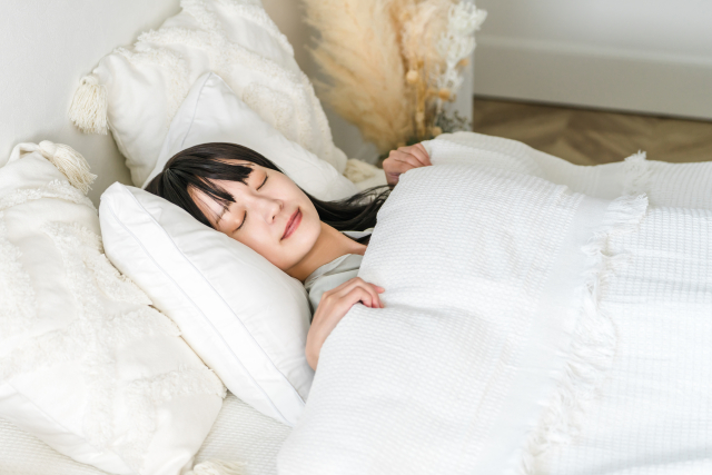 ベッドで眠る女性