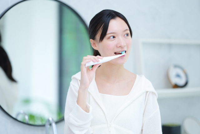 歯を磨く女性