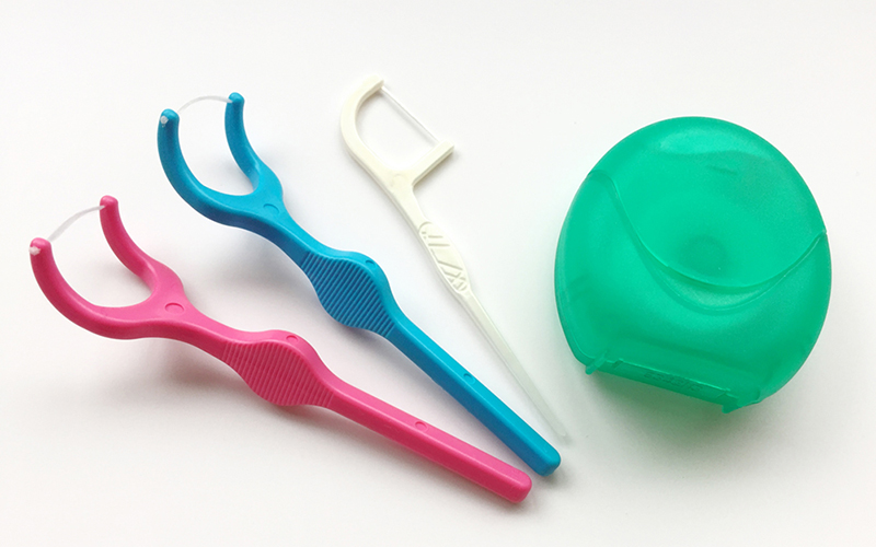 糸ようじは歯ブラシ後のマストアイテム！ 上手な使い方や使うべき理由