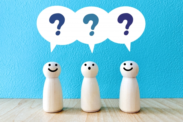 人形たちが頭上にはてなを並べている