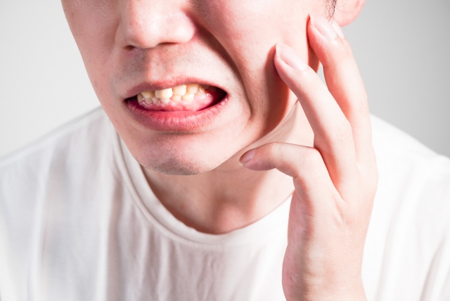 奥歯が痛いのはなぜ？ 考えられる原因や自分でできる対処法とは