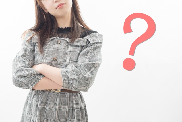 考える女性