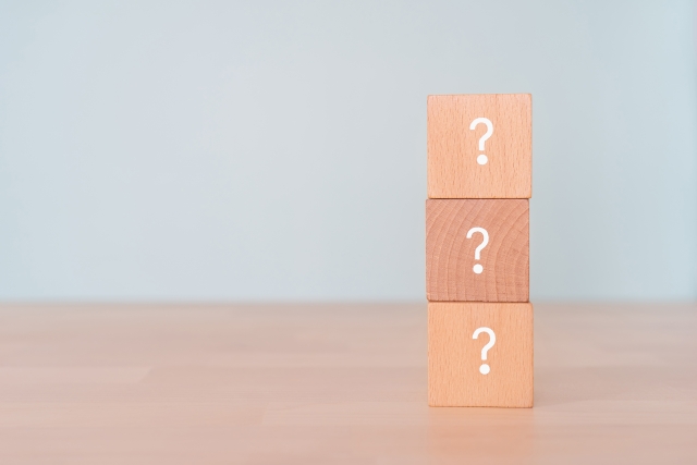 ハテナが書かれたブロック