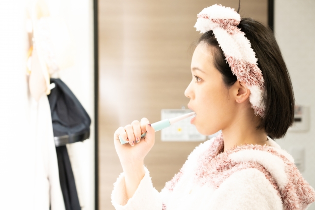 歯磨きをする女性