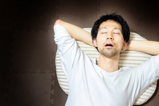 いびきをかきながら寝ている男性