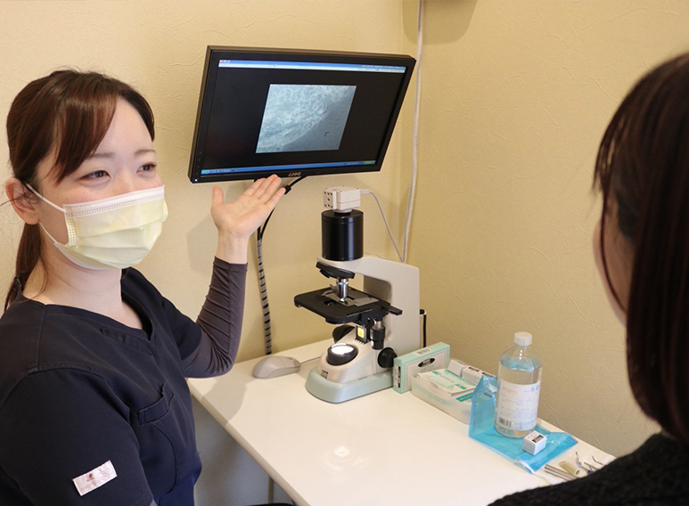 院長が患者さまを治療している様子